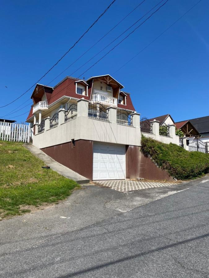 Arany Apartmanhaz Zalagyoengye Залакарос Екстериор снимка